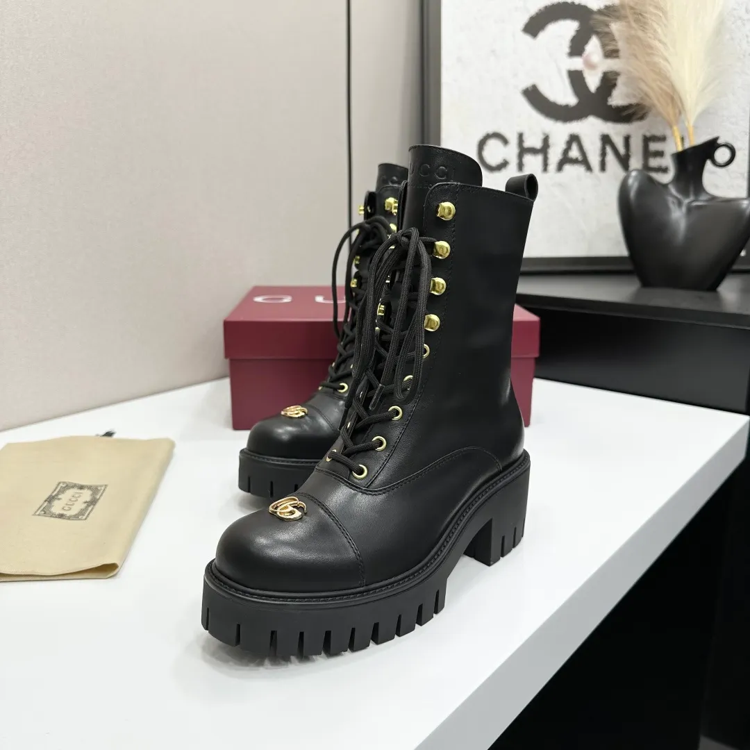 👟👟Ex-factory price 840👟👟 Highest version 2025 Gucci autumn and winter latest GUCCI mid-heel grooved thick-soled horsebit ankle Chelsea boots 🆙Purchase level high-end boutique goods🆙 This short boots is ingenious and combines the fashionable elements of boots and moccasins, with lightweight foam rubber groove soles , archive patterns continue to shine in Gucci’s new series, and the classic horsebit-shaped accessories highlight the brand’s equestrian heritage. It doubles the charm of the entire design and injects exquisite sophistication into daily shoes 😘 Fabric: Imported calfskin + embossed craftsmanship Inner/foot pads: Shuiqi cowhide Outsole: 1:1 mold rubber foam high toughness 4.5 cm thick sole Absolutely not heavy or rigid, nor will it collapse All materials and processes are consistent with the Y version Size: 35-42 standard code 404142 customized Heel height: 4.5CM Forefoot 2.5 cm Packaging: High-end packaging at the counter